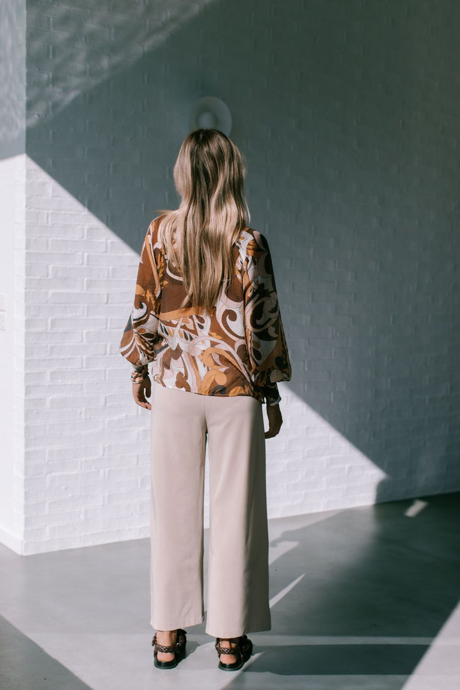 Barcelona Shirred Cuff Button-Up Top – Tan Blush