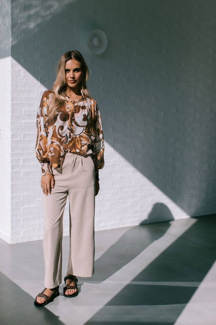 Barcelona Shirred Cuff Button-Up Top – Tan Blush