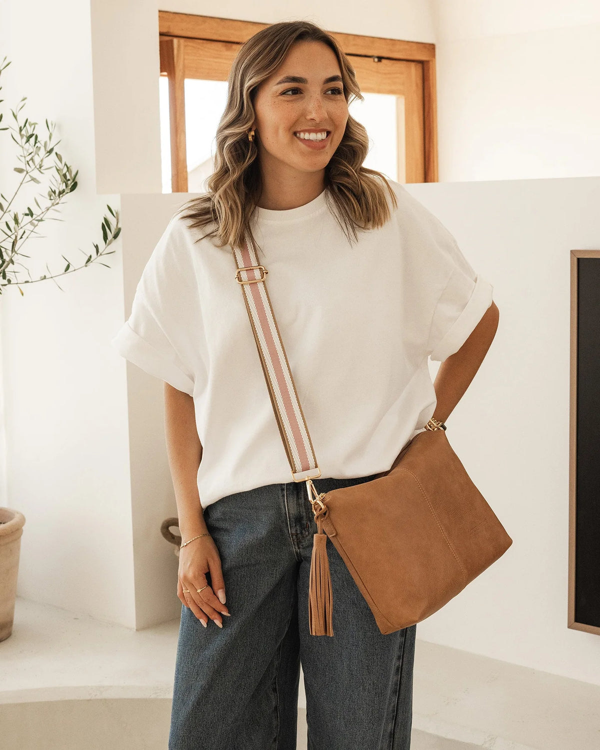 Daisy Stripe Crossbody Bag - Camel. Louenhide