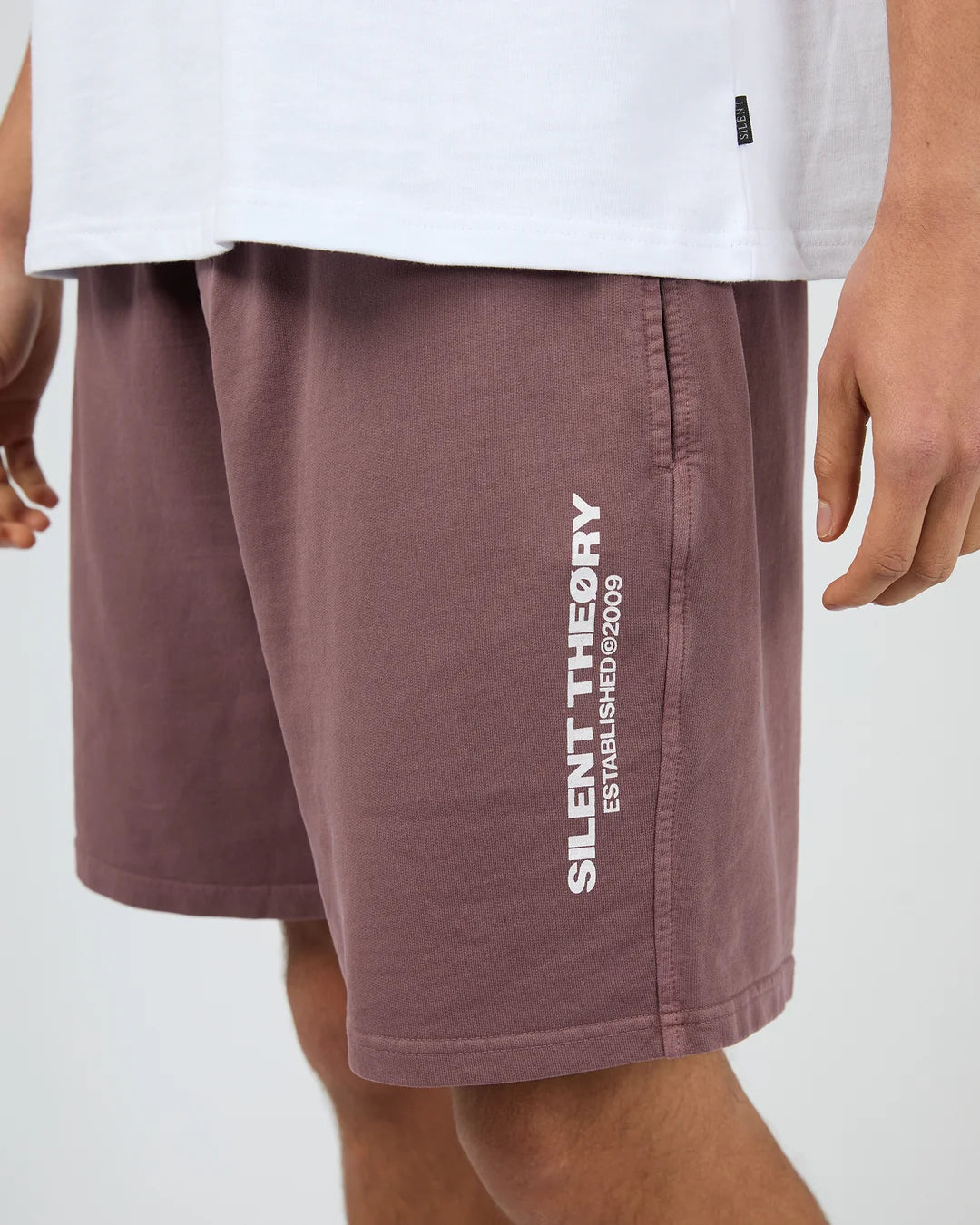 Essential Theory Short V2 - Vino. Silent Theory Mens